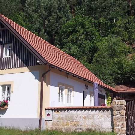 Hlucov Lesni Chalupa Kokorin Esterno foto