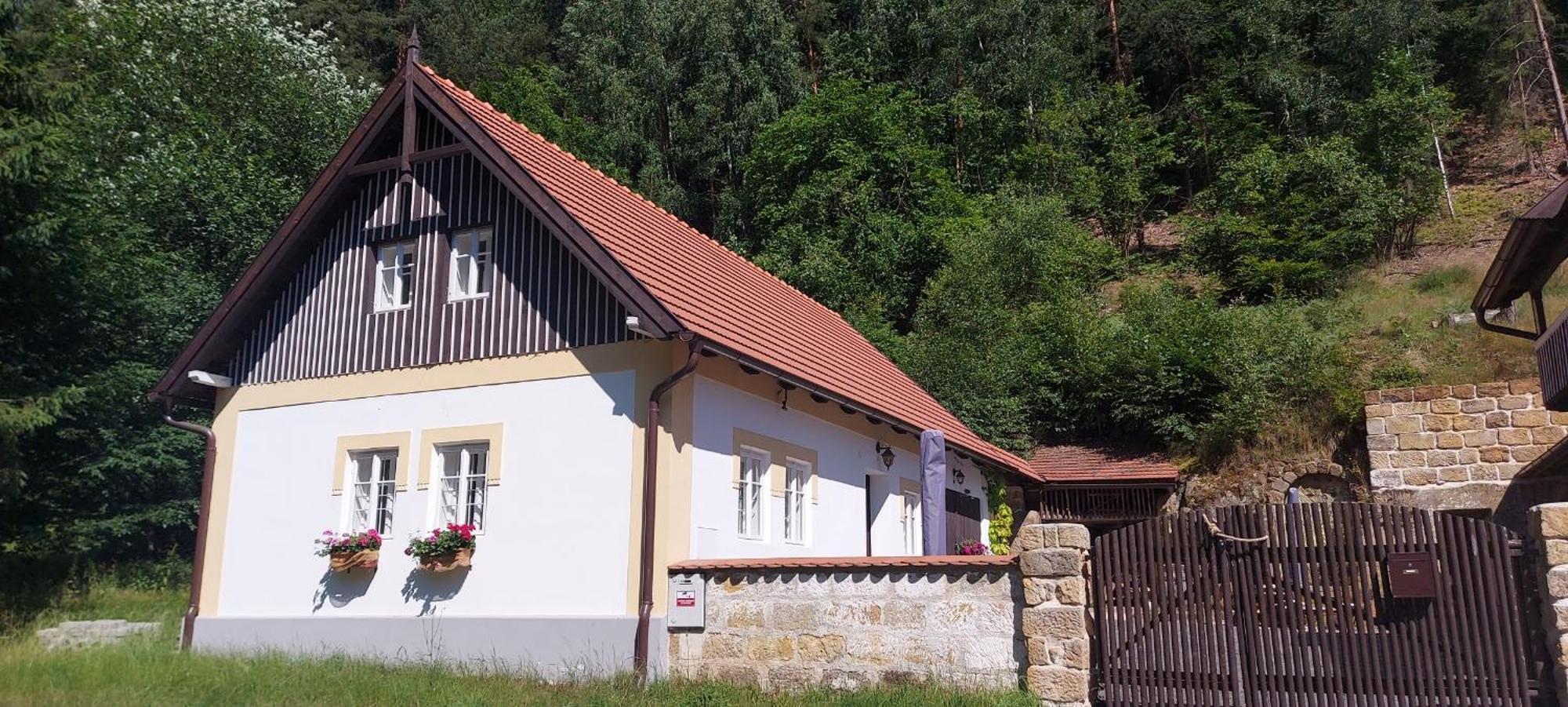 Hlucov Lesni Chalupa Kokorin Esterno foto
